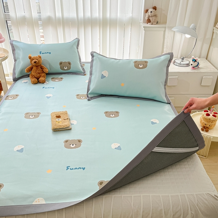 91家纺网 家纺一手货源 找家纺 川悦生活 2025新款600D立体宽边冰丝印花凉席 奶味D熊仔