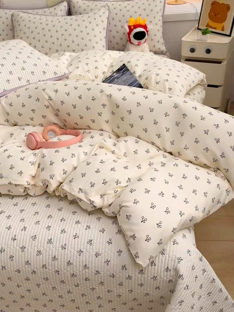 91家纺网 家纺一手货源 找家纺 赫梵茜 2025新款有氧针织双层纱单床盖床盖三件套床盖四件套 线条樱桃