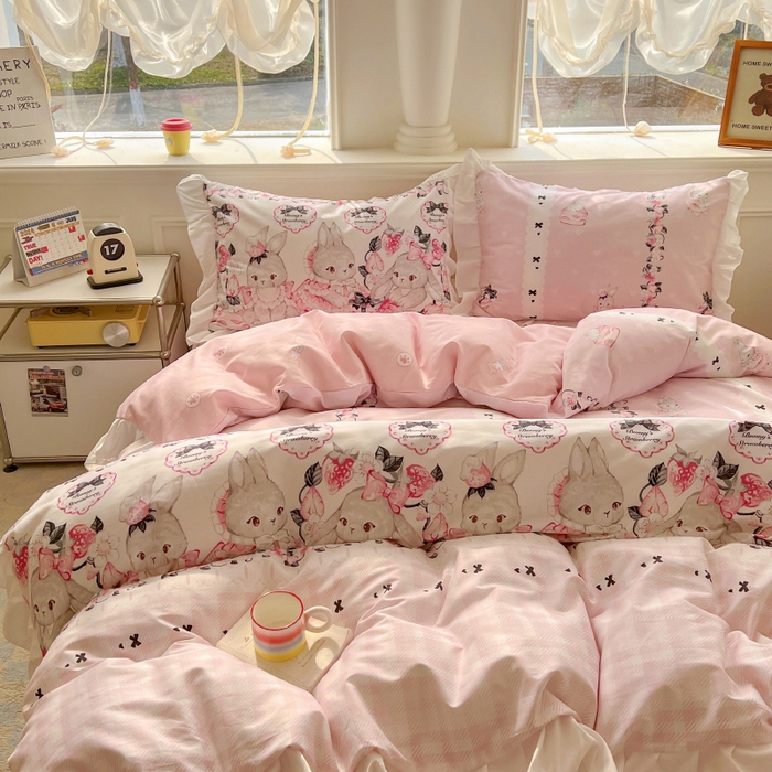 91家纺网 家纺一手货源 找家纺 浩诚 2025新款洛丽塔纯棉花边款四件套 粉红草莓兔