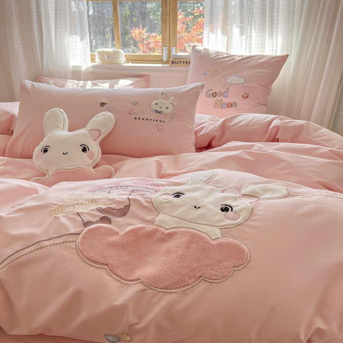 91家纺网 家纺一手货源 找家纺 （总）恋绒2025新款亲肤全棉水洗棉纯棉贴布绣立体刺绣四件套系列—暗合款（提供买家秀）（送同款抱枕）