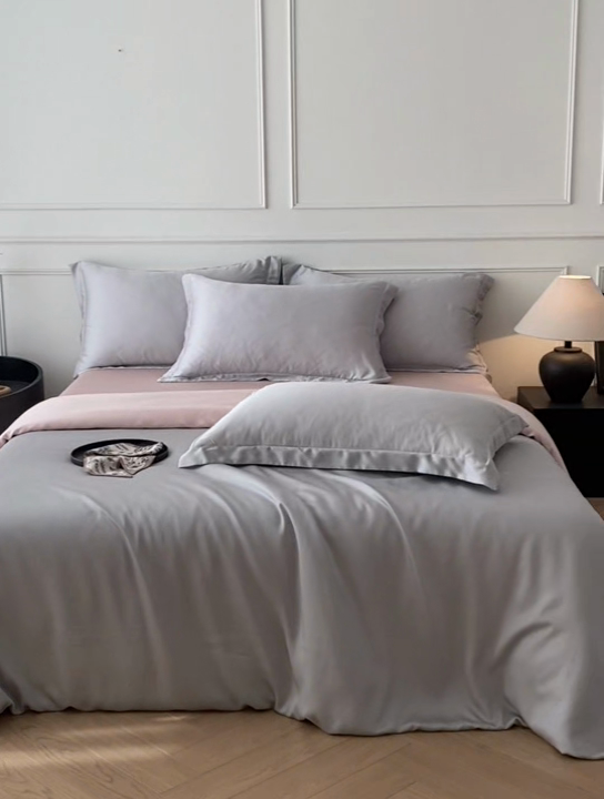 91家纺网 家纺一手货源 找家纺 涵宸2025新款天丝-天丝棉-纯色四件套-场景1 时尚灰+玫瑰粉