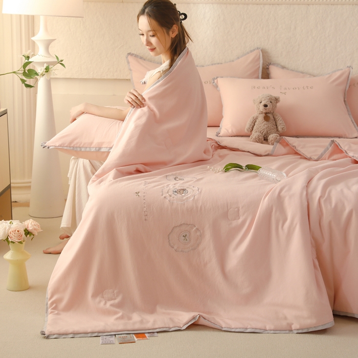 91家纺网 家纺一手货源 找家纺 绒世界 绒世界 2025新款针织棉刺绣加花边小熊系列夏被四件套 小熊-丁香粉