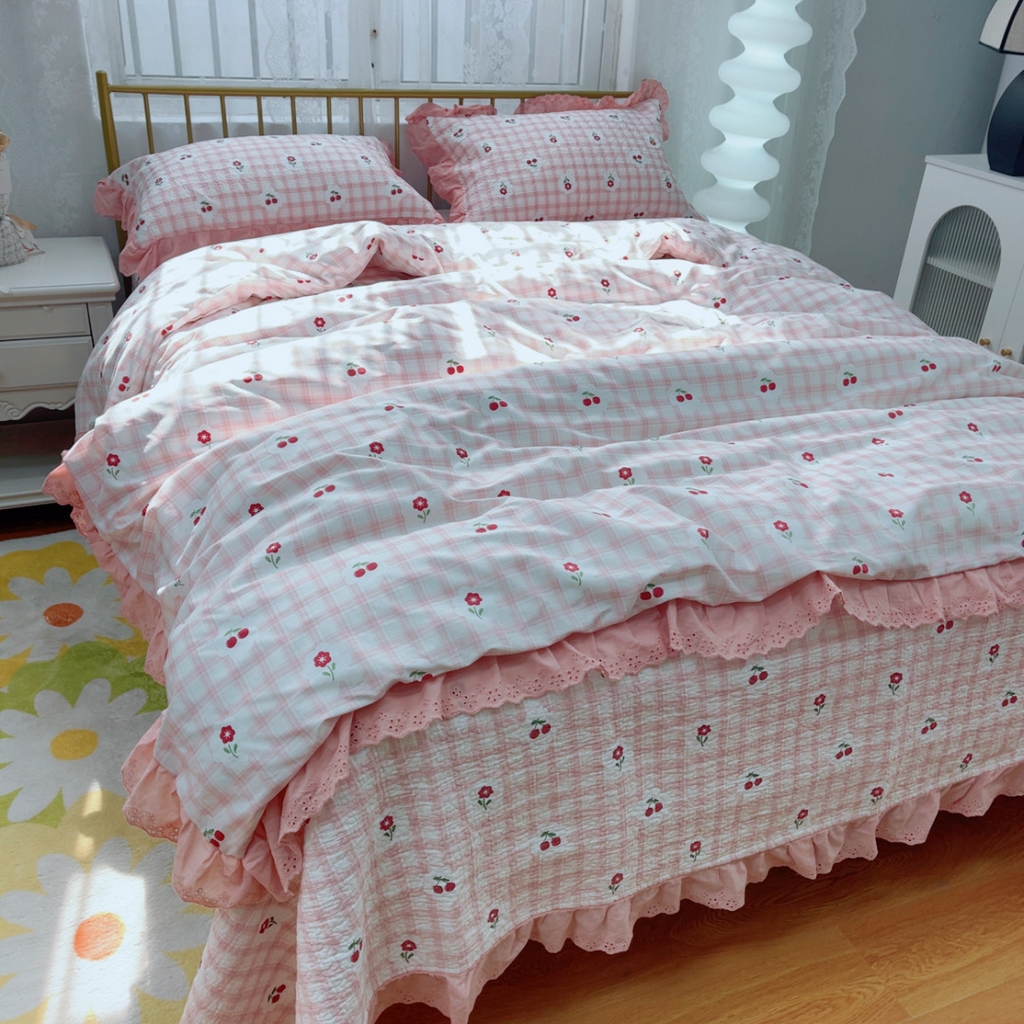 91家纺网 家纺一手货源 找家纺 暖居 2025春夏款高温砂洗棉花床盖三件套被套四件套同款纯棉夏被空调被四季 樱桃格子粉