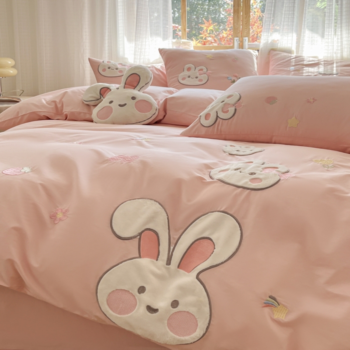 91家纺网 家纺一手货源 找家纺 恋绒2025新款亲肤全棉水洗棉纯棉贴布绣立体刺绣四件套系列—暗合款（提供买家秀）（送同款抱枕） 兔宝宝-粉