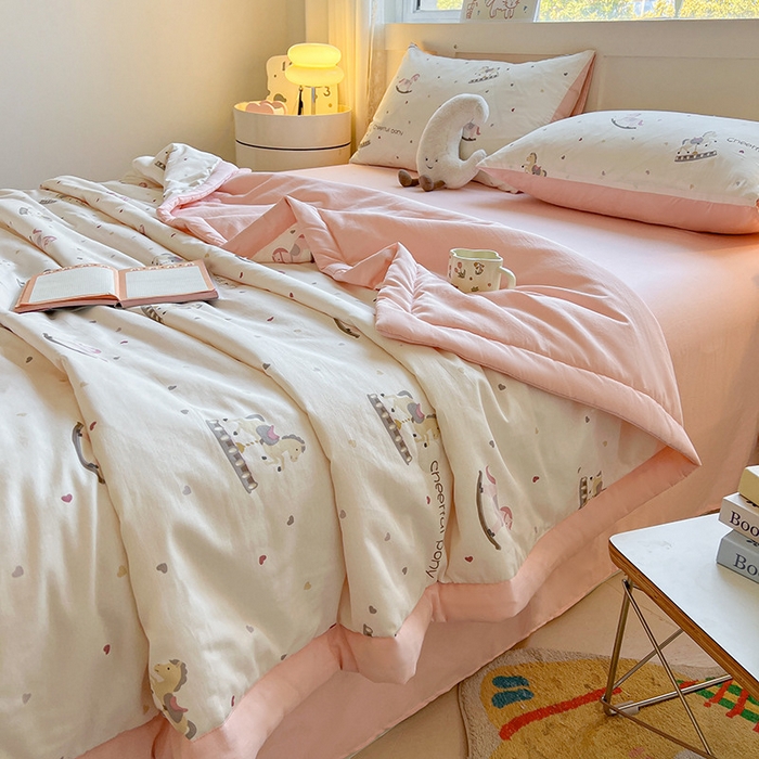 91家纺网 家纺一手货源 找家纺 金喜 2025新款全棉印花夏被可爱卡通风夏凉被薄被子夏被四件套 爱心木马