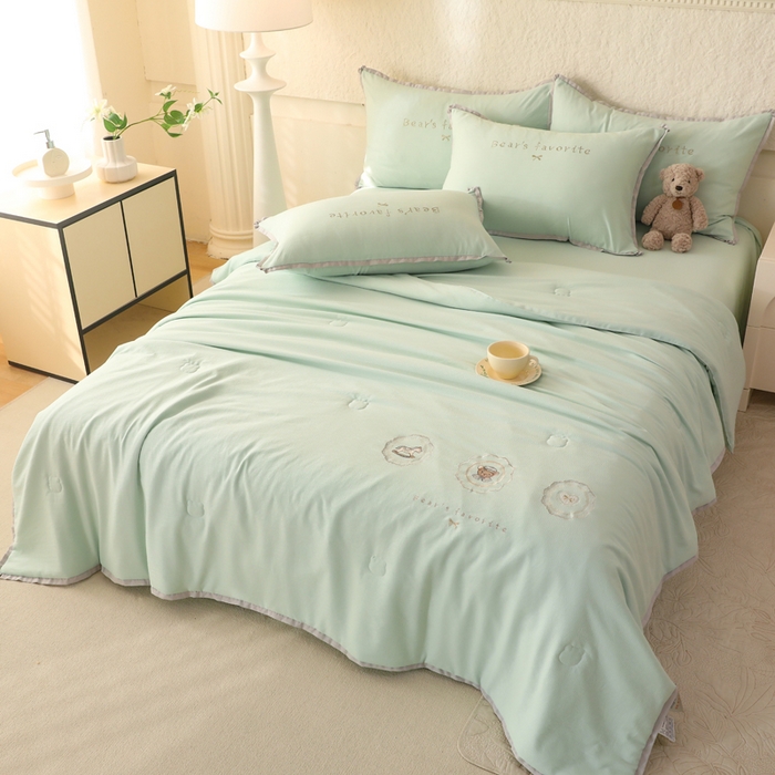 91家纺网 家纺一手货源 找家纺 绒世界 绒世界 2025新款针织棉刺绣加花边小熊系列夏被四件套 小熊-扶风绿