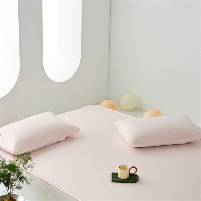 91家纺网 家纺一手货源 找家纺 凌云家纺 2025年爆款新品100%锦纶冰丝凉感三明治凉席 粉色