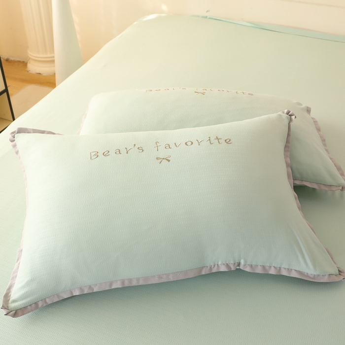 91家纺网 家纺一手货源 找家纺 绒世界 绒世界 2025新款针织棉刺绣加花边小熊系列夏被四件套 小熊-扶风绿