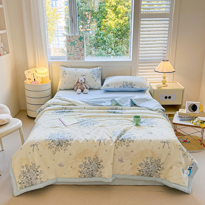 91家纺网 家纺一手货源 找家纺 金喜 2025新款全棉印花夏被可爱卡通风夏凉被薄被子夏被四件套 醉花语