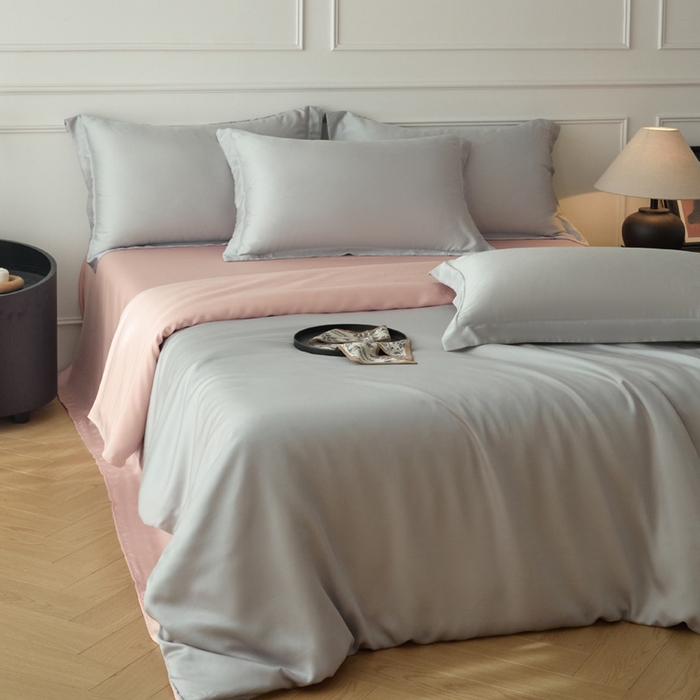 91家纺网 家纺一手货源 找家纺 涵宸2025新款天丝-天丝棉-纯色四件套-场景1 时尚灰+玫瑰粉
