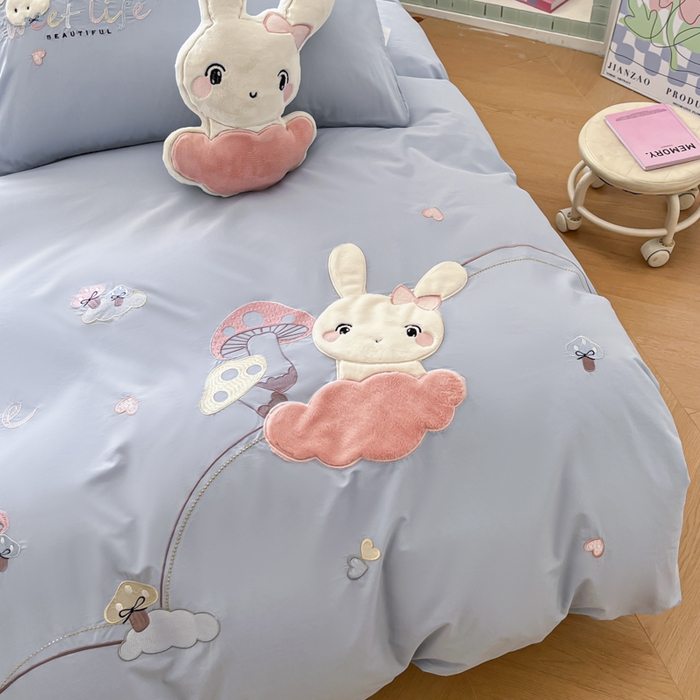 91家纺网 家纺一手货源 找家纺 恋绒2025新款亲肤全棉水洗棉纯棉贴布绣立体刺绣四件套系列—暗合款（提供买家秀）（送同款抱枕） 亲亲小兔-蓝