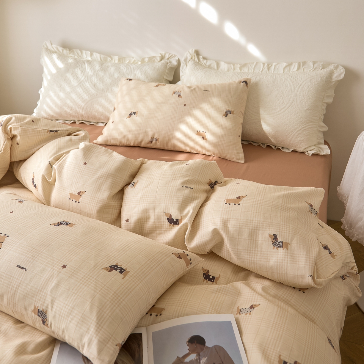 91家纺网 家纺一手货源 找家纺 嘉汀兰家居 2025新款圆角花边款全棉纯棉A类母婴级有氧全棉双层纱亲肤全棉小清新印花四件套 快乐狗狗