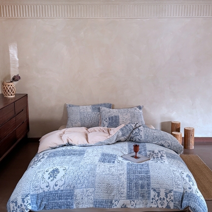 91家纺网 家纺一手货源 找家纺 山舍家居 2025新款全棉纯棉色织纱布四件套系列-树下萨瓦呢(棚拍二） 树下萨瓦呢-蓝