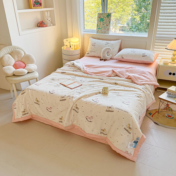 91家纺网 家纺一手货源 找家纺 金喜 2025新款全棉印花夏被可爱卡通风夏凉被薄被子夏被四件套 爱心木马