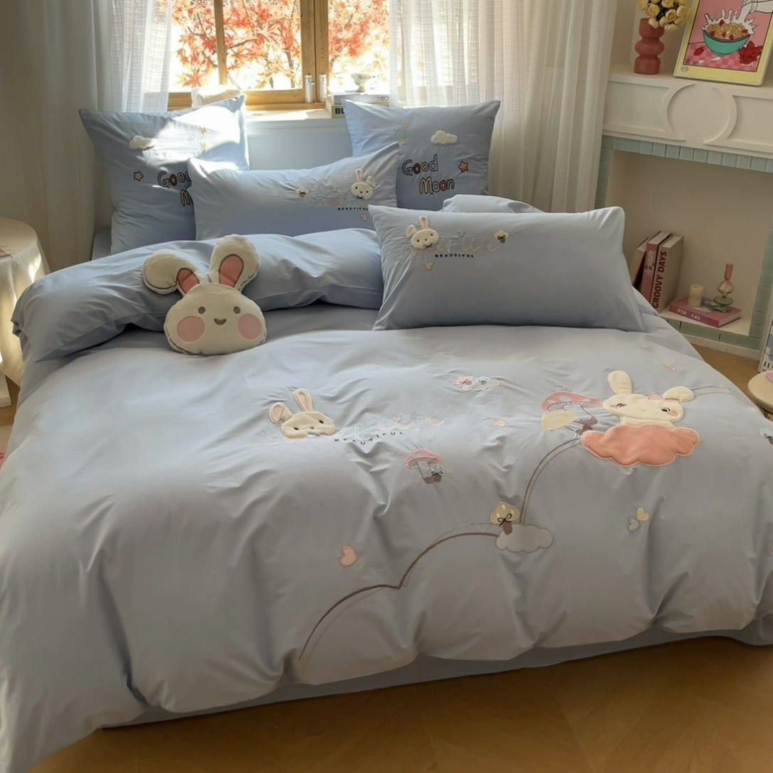91家纺网 家纺一手货源 找家纺 恋绒2025新款亲肤全棉水洗棉纯棉贴布绣立体刺绣四件套系列—暗合款（提供买家秀）（送同款抱枕） 亲亲小兔-蓝
