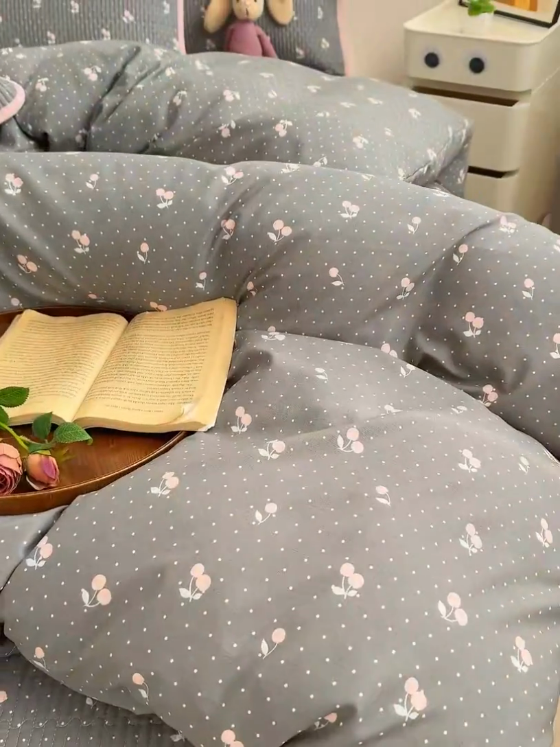 91家纺网 家纺一手货源 找家纺 赫梵茜 2025新款有氧针织双层纱单床盖床盖三件套床盖四件套 复古樱桃