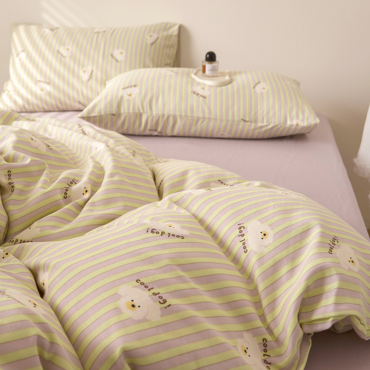 91家纺网 家纺一手货源 找家纺 嘉汀兰家居 2025新款圆角花边款全棉纯棉A类母婴级有氧全棉双层纱亲肤全棉小清新印花四件套 卷毛狗狗