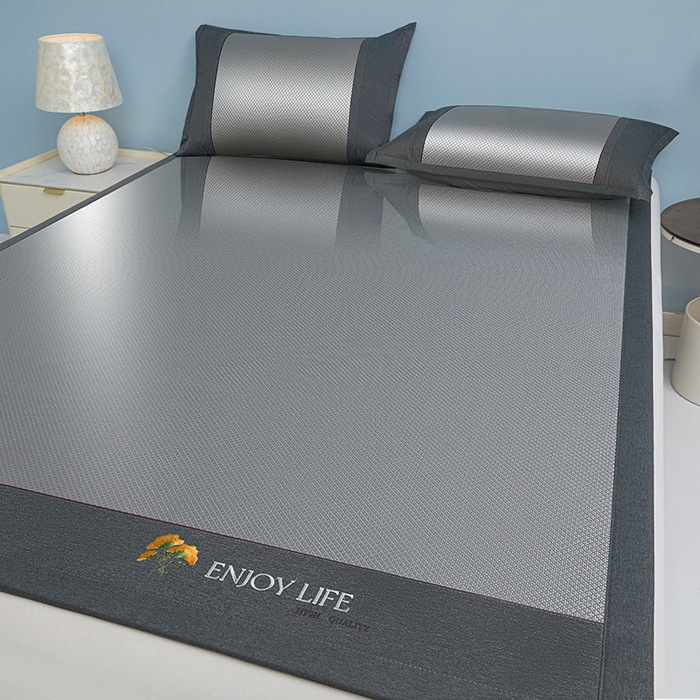 91家纺网 家纺一手货源 找家纺 能好家纺 2025新款三明治冰藤席凉席小米花系列 灰色