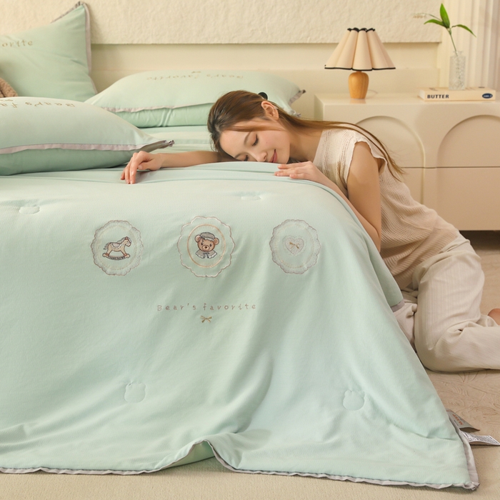91家纺网 家纺一手货源 找家纺 绒世界 绒世界 2025新款针织棉刺绣加花边小熊系列夏被四件套 小熊-扶风绿
