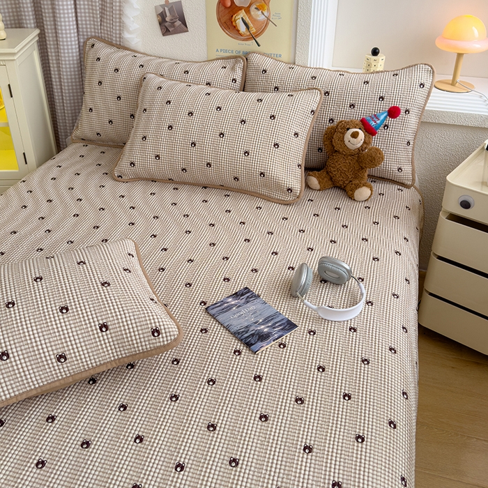 91家纺网 家纺一手货源 找家纺 赫梵茜 2025新款有氧针织双层纱单床盖床盖三件套床盖四件套 格子熊