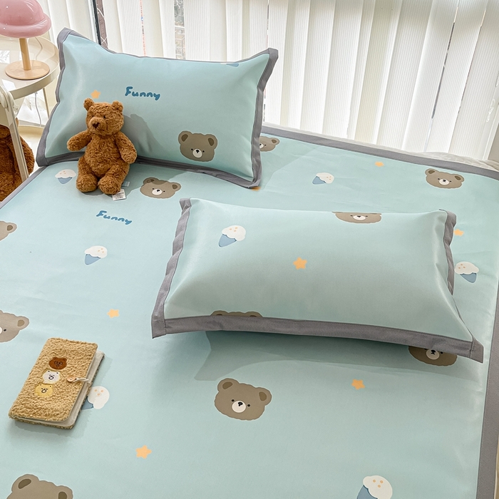 91家纺网 家纺一手货源 找家纺 川悦生活 2025新款600D立体宽边冰丝印花凉席 奶味D熊仔