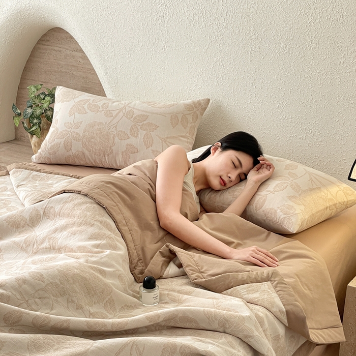 91家纺网 家纺一手货源 找家纺 吾诺 2025 全棉色织提花三层纱夏被四件套全棉夏被大豆夏被夏凉被空调被子被芯 藤叶-咖