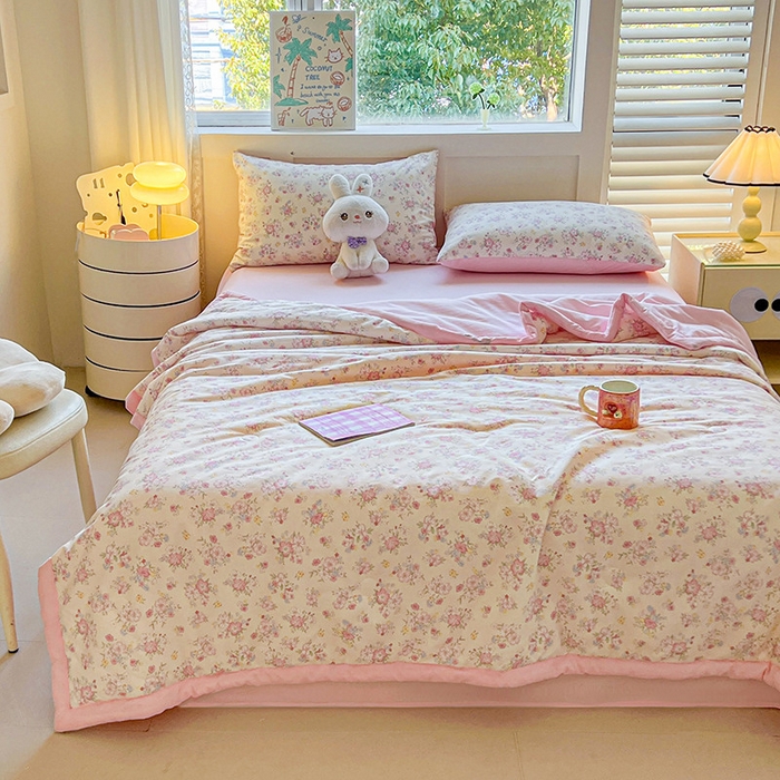 91家纺网 家纺一手货源 找家纺 金喜 2025新款全棉印花夏被可爱卡通风夏凉被薄被子夏被四件套 洛琳粉