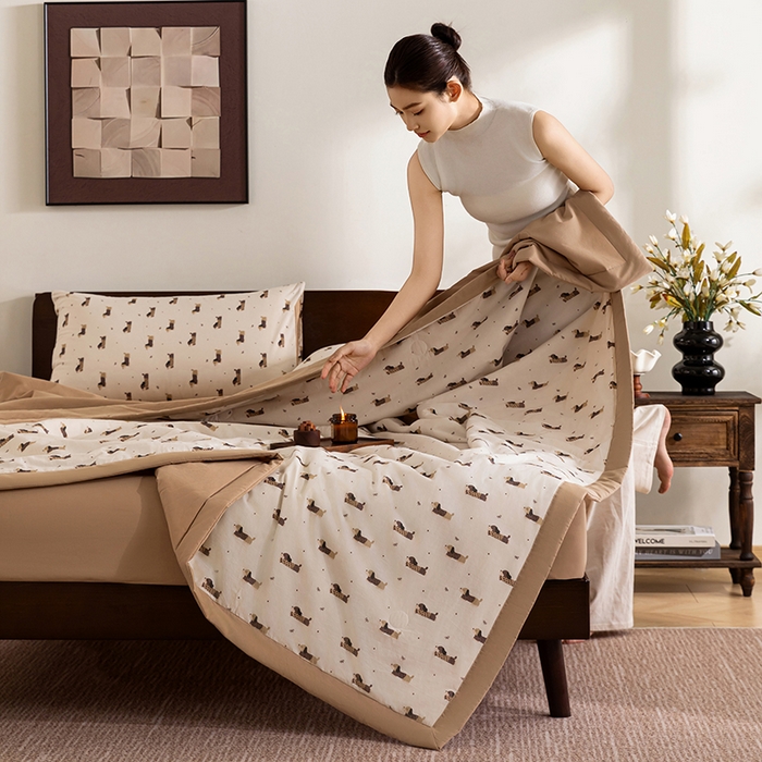 91家纺网 家纺一手货源 找家纺 吾诺 2025 全棉印花单层纱大豆夏被四件套夏凉被空调被子被芯全棉夏被 腊肠小狗