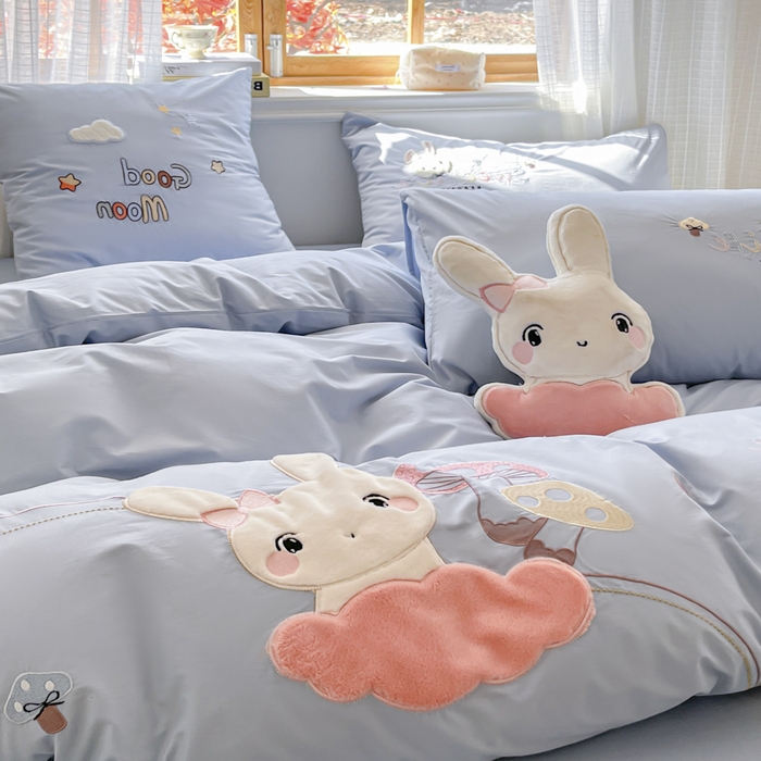 91家纺网 家纺一手货源 找家纺 恋绒2025新款亲肤全棉水洗棉纯棉贴布绣立体刺绣四件套系列—暗合款（提供买家秀）（送同款抱枕） 亲亲小兔-蓝