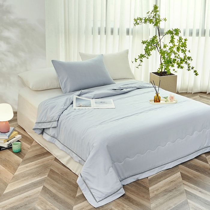 91家纺网 家纺一手货源 找家纺 优姿2025新款云柔棉大豆镂空烫钻夏被被子被芯 灰色