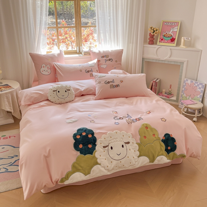 91家纺网 家纺一手货源 找家纺 恋绒2025新款亲肤全棉水洗棉纯棉贴布绣立体刺绣四件套系列—暗合款（提供买家秀）（送同款抱枕） 羊咩咩-粉