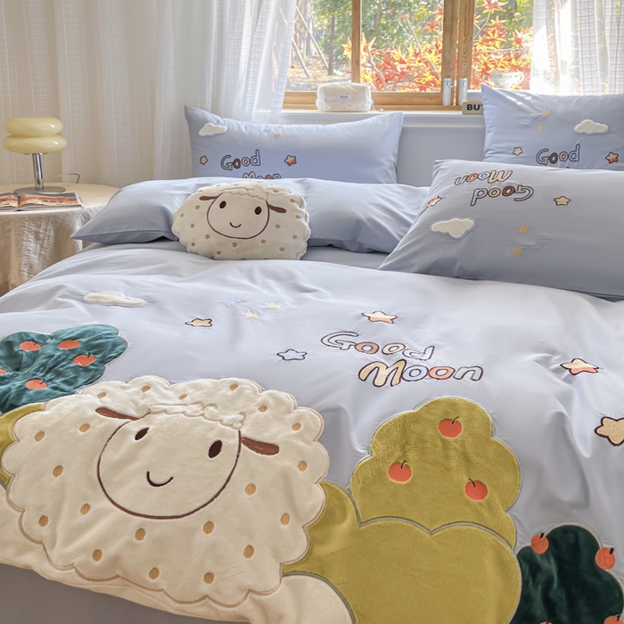 91家纺网 家纺一手货源 找家纺 恋绒2025新款亲肤全棉水洗棉纯棉贴布绣立体刺绣四件套系列—暗合款（提供买家秀）（送同款抱枕） 羊咩咩-蓝