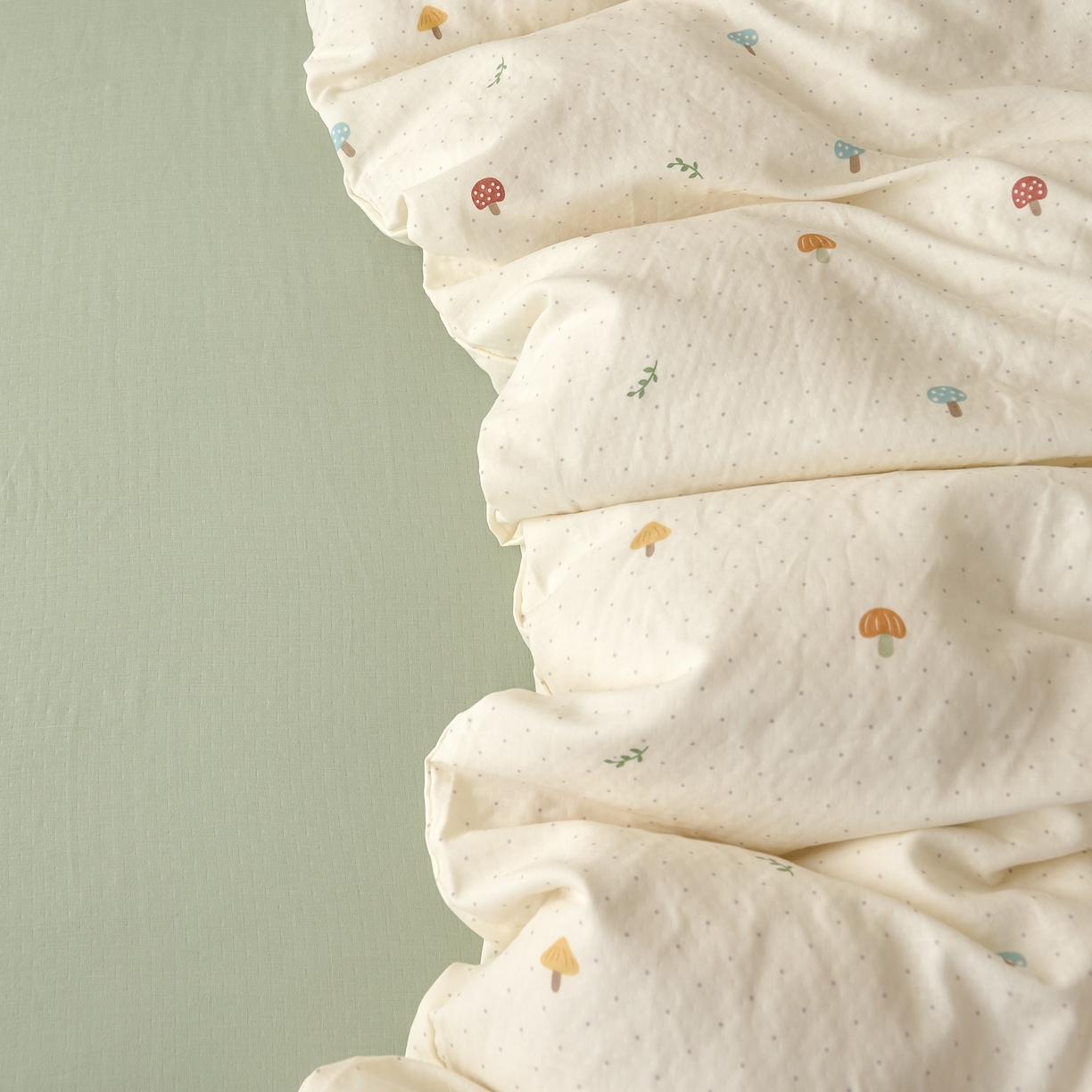 91家纺网 家纺一手货源 找家纺 嘉汀兰家居 2025新款圆角花边款全棉纯棉A类母婴级有氧全棉双层纱亲肤全棉小清新印花四件套 蘑菇乐园