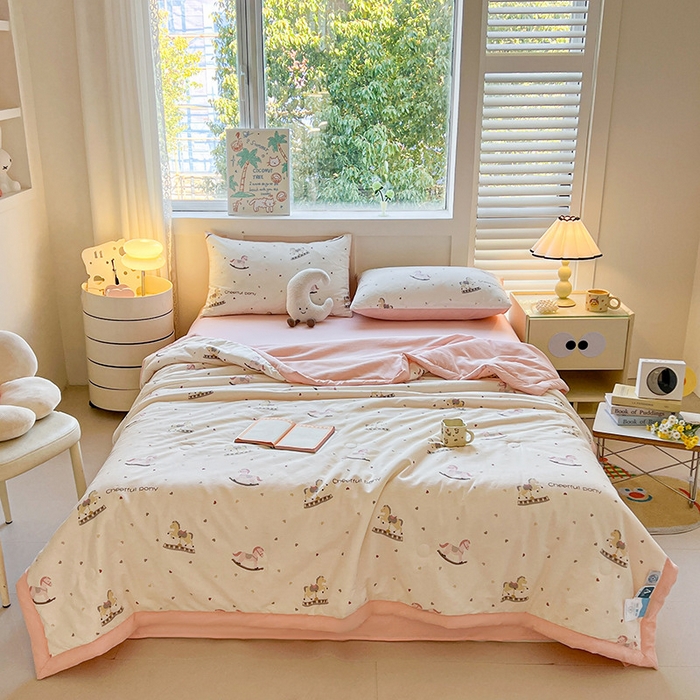 91家纺网 家纺一手货源 找家纺 金喜 2025新款全棉印花夏被可爱卡通风夏凉被薄被子夏被四件套 爱心木马