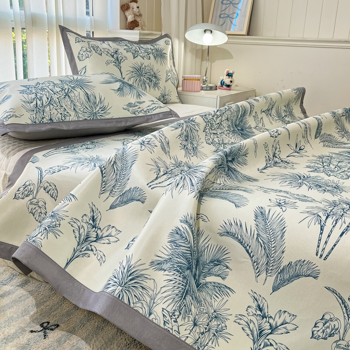 91家纺网 家纺一手货源 找家纺 川悦生活 2025新款600D立体宽边冰丝印花凉席 森林丛野-蓝