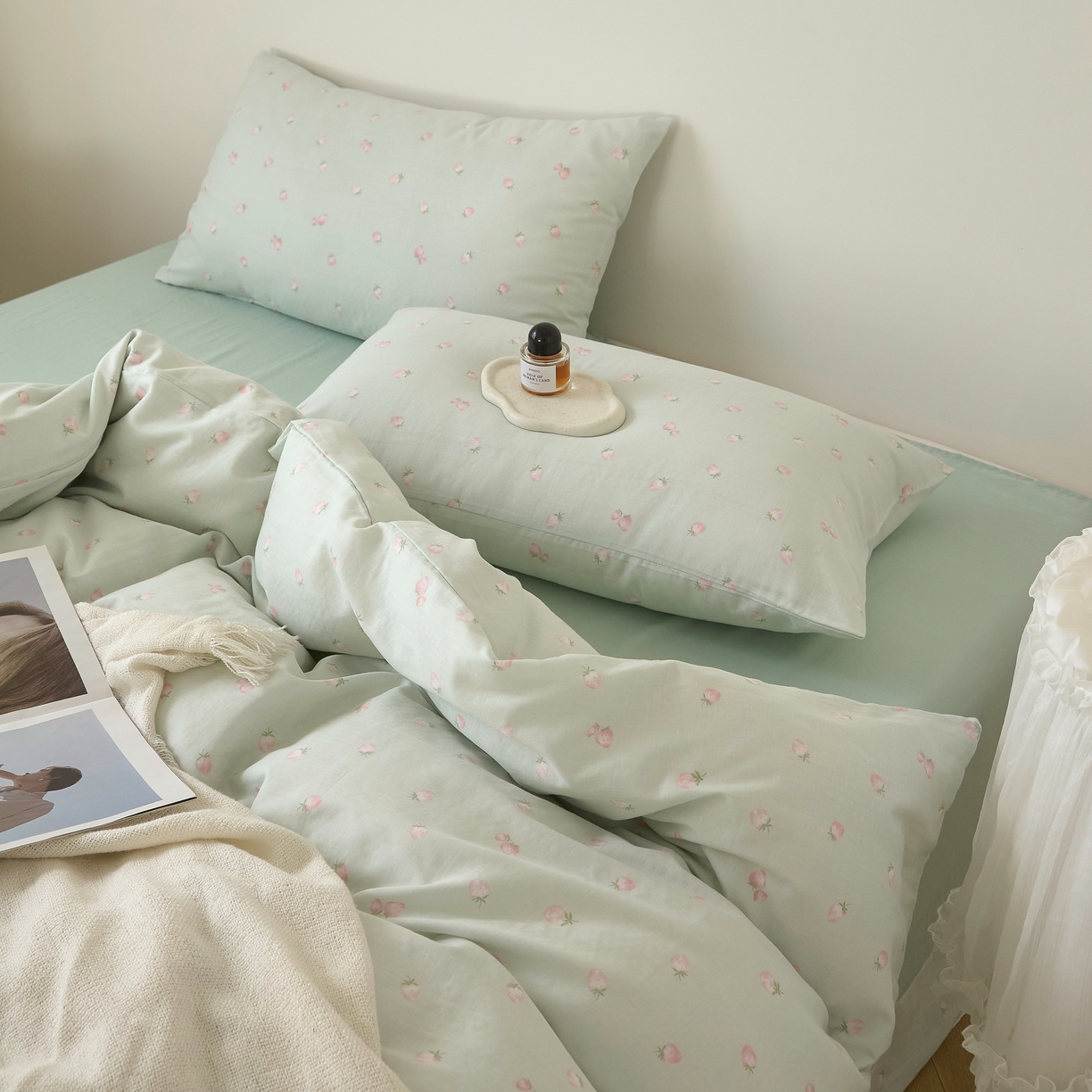 91家纺网 家纺一手货源 找家纺 嘉汀兰家居 2025新款圆角花边款全棉纯棉A类母婴级有氧全棉双层纱亲肤全棉小清新印花四件套 绿底草莓