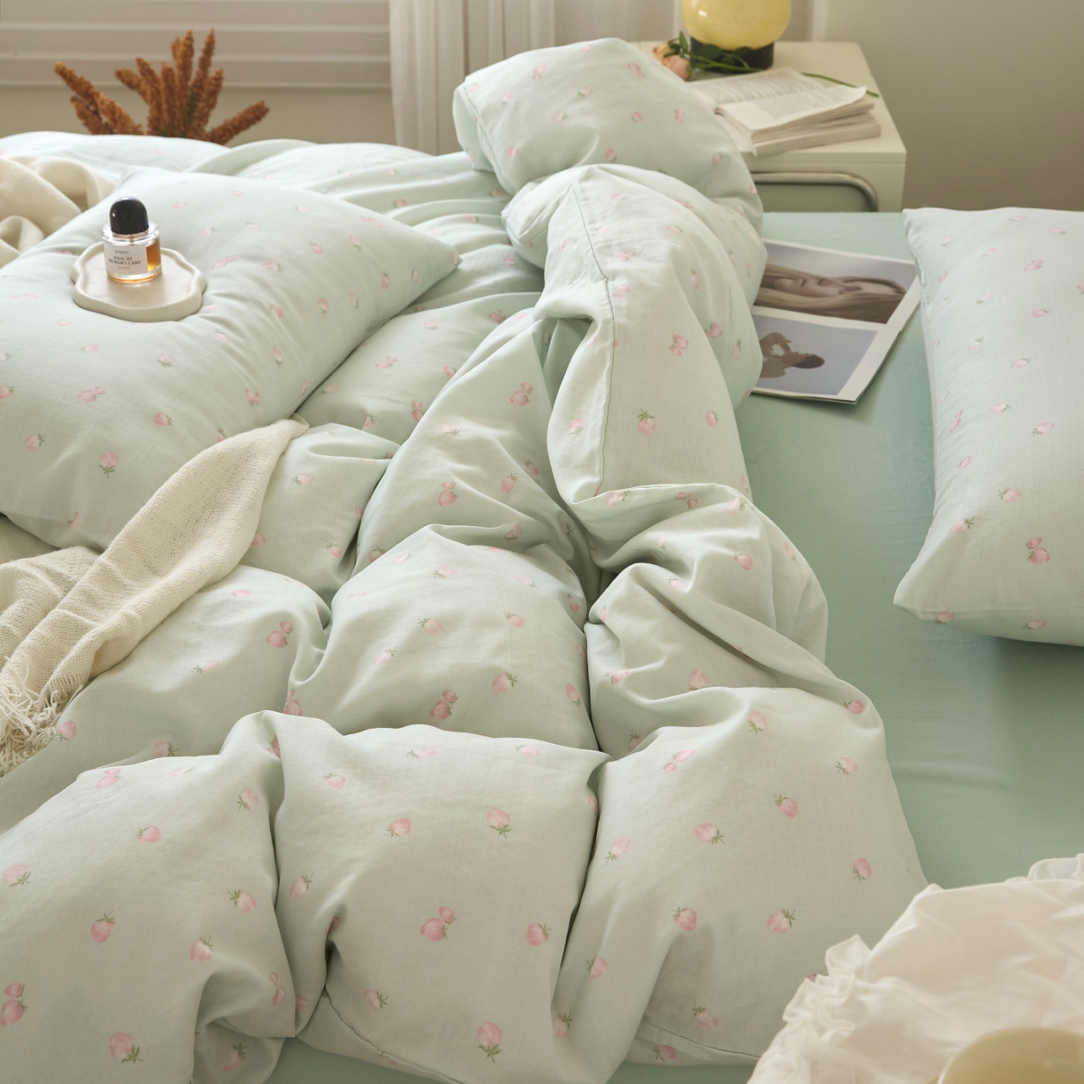 91家纺网 家纺一手货源 找家纺 嘉汀兰家居 2025新款圆角花边款全棉纯棉A类母婴级有氧全棉双层纱亲肤全棉小清新印花四件套 绿底草莓