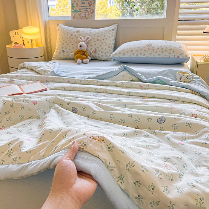 91家纺网 家纺一手货源 找家纺 金喜 2025新款全棉印花夏被可爱卡通风夏凉被薄被子夏被四件套 兔子乐园