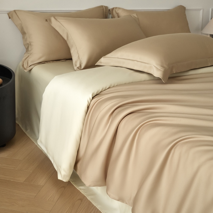 91家纺网 家纺一手货源 找家纺 涵宸2025新款天丝-天丝棉-纯色四件套-场景1 奶茶杏+象牙白