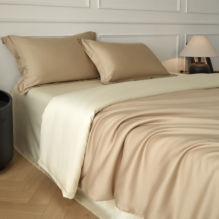 91家纺网 家纺一手货源 找家纺 涵宸2025新款天丝-天丝棉-纯色四件套-场景1 奶茶杏+象牙白