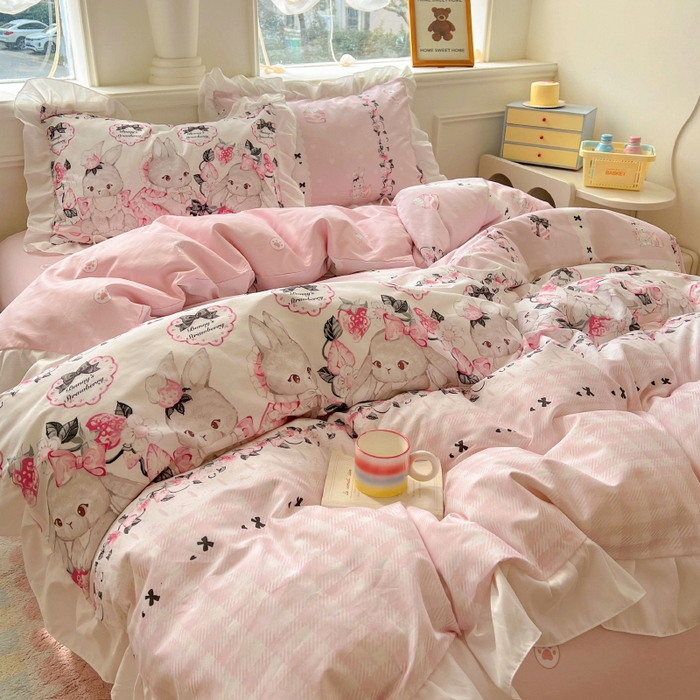 91家纺网 家纺一手货源 找家纺 浩诚 2025新款洛丽塔纯棉花边款四件套 粉红草莓兔