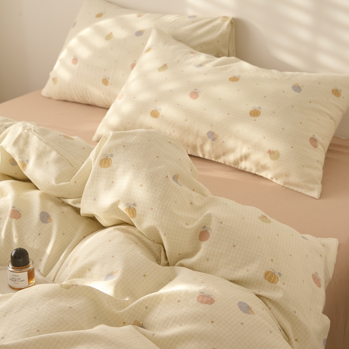 91家纺网 家纺一手货源 找家纺 嘉汀兰家居 2025新款圆角花边款全棉纯棉A类母婴级有氧全棉双层纱亲肤全棉小清新印花四件套 南瓜