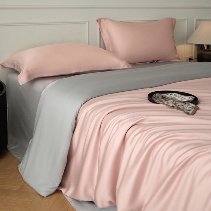 91家纺网 家纺一手货源 找家纺 涵宸2025新款天丝-天丝棉-纯色四件套-场景1 玫瑰粉+时尚灰