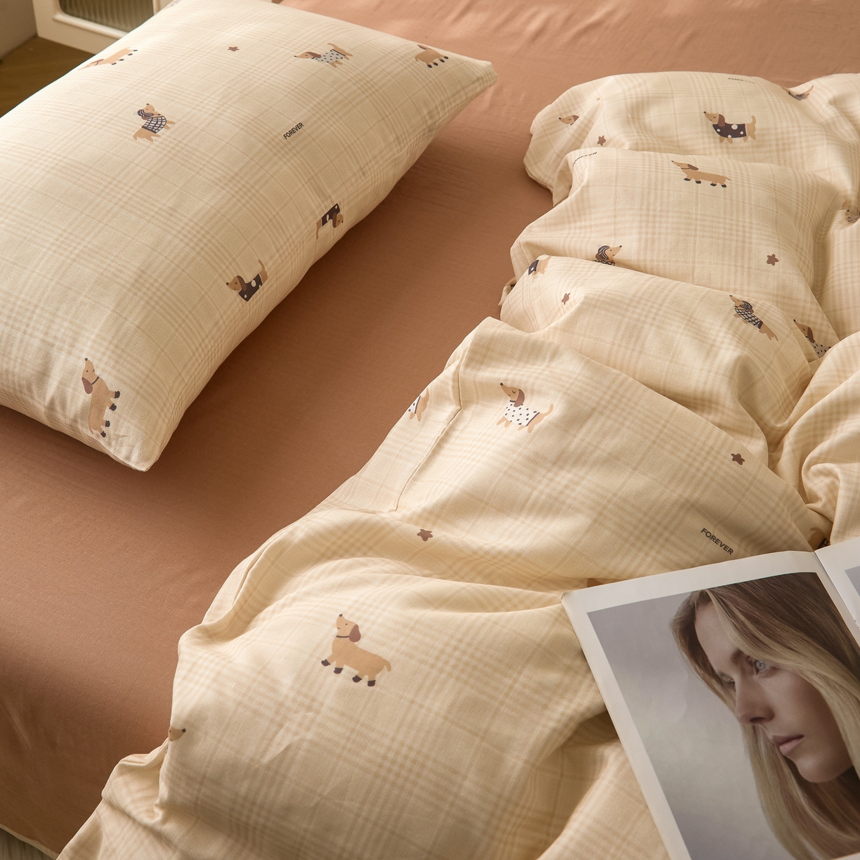 91家纺网 家纺一手货源 找家纺 嘉汀兰家居 2025新款圆角花边款全棉纯棉A类母婴级有氧全棉双层纱亲肤全棉小清新印花四件套 快乐狗狗