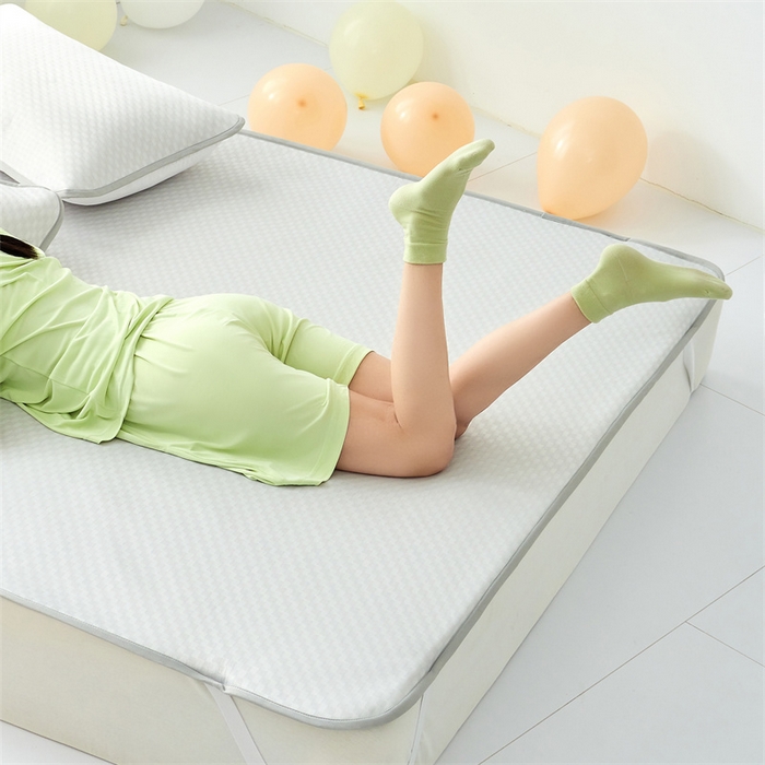 91家纺网 家纺一手货源 找家纺 凌云家纺 2025年爆款新品100%锦纶冰丝凉感三明治凉席 灰色