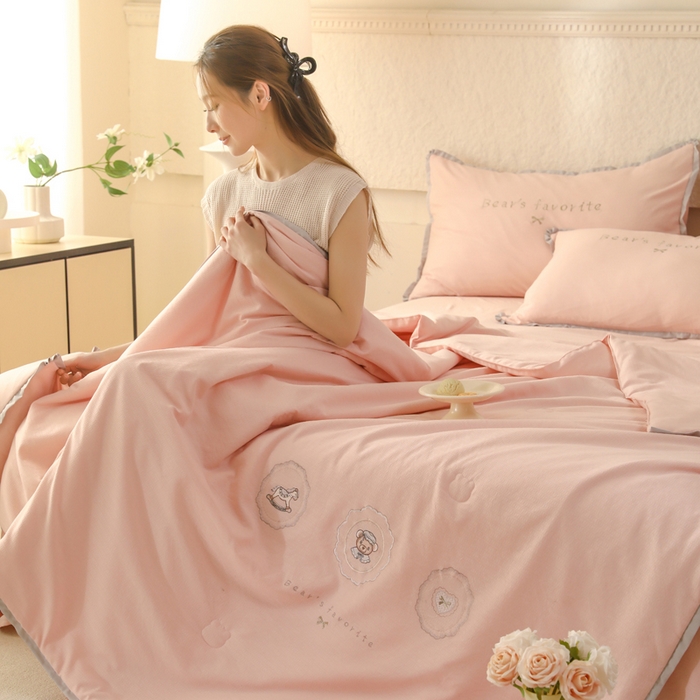 91家纺网 家纺一手货源 找家纺 绒世界 绒世界 2025新款针织棉刺绣加花边小熊系列夏被四件套 小熊-丁香粉