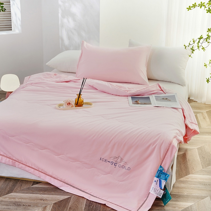 91家纺网 家纺一手货源 找家纺 优姿2025新款云柔棉大豆镂空烫钻夏被被子被芯 粉色