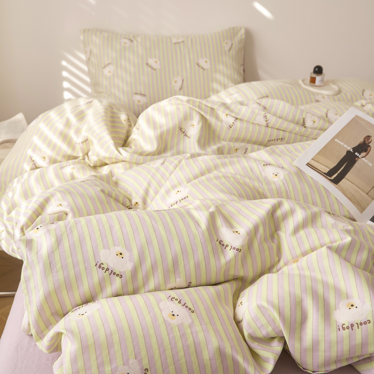 91家纺网 家纺一手货源 找家纺 嘉汀兰家居 2025新款圆角花边款全棉纯棉A类母婴级有氧全棉双层纱亲肤全棉小清新印花四件套 卷毛狗狗