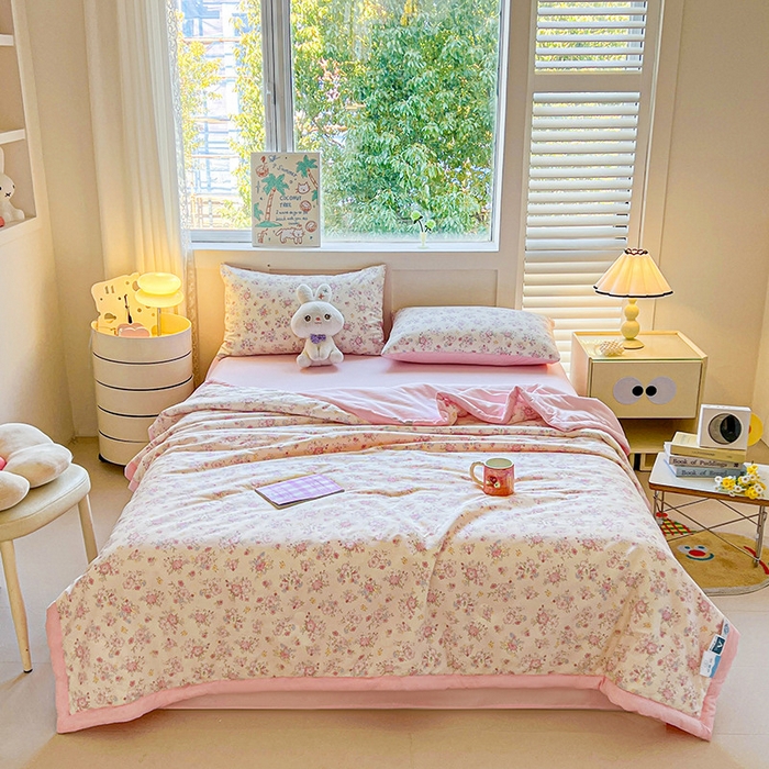 91家纺网 家纺一手货源 找家纺 金喜 2025新款全棉印花夏被可爱卡通风夏凉被薄被子夏被四件套 洛琳粉