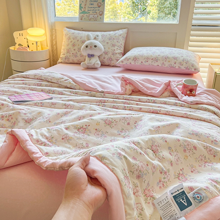 91家纺网 家纺一手货源 找家纺 金喜 2025新款全棉印花夏被可爱卡通风夏凉被薄被子夏被四件套 洛琳粉